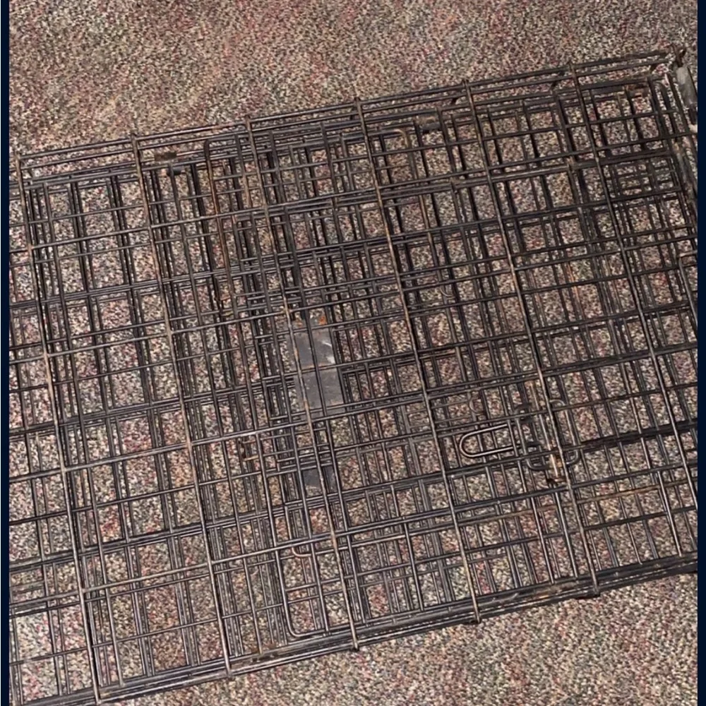 (DOG KENNEL) decent size